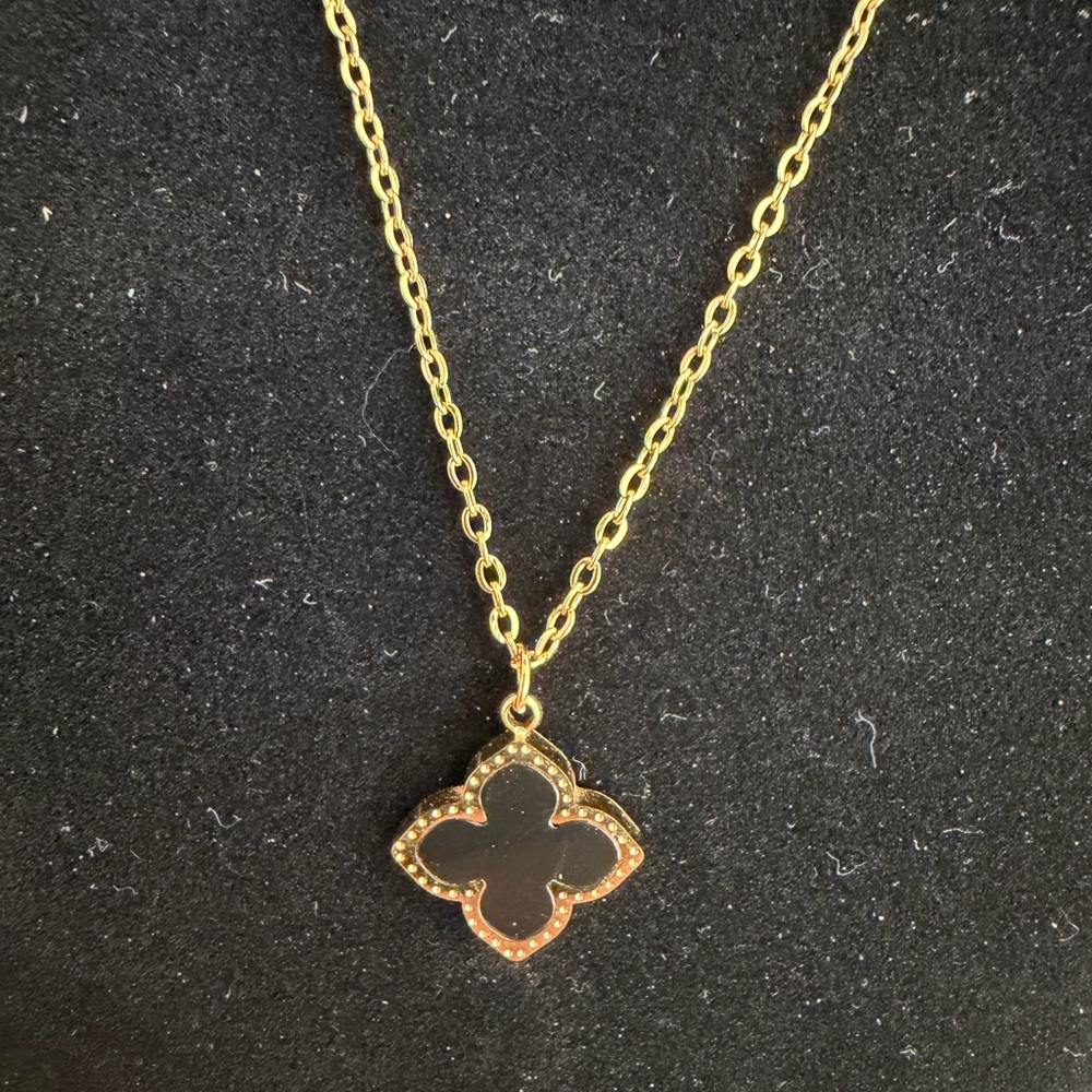 Clover Pendant Necklace – Elegant, Minimal & Chic